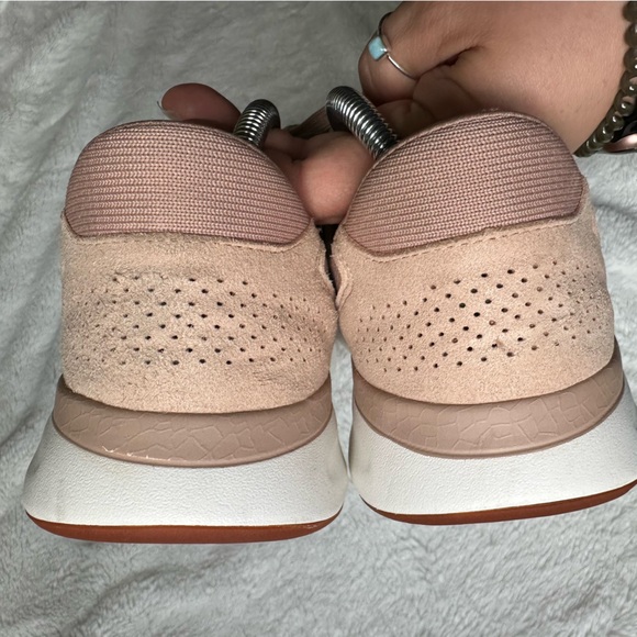 KIZIK Lima Hands Free Knit Sneakers Unisex Fawn Mens 9W Womens 10.5W Beige White - Picture 7 of 9